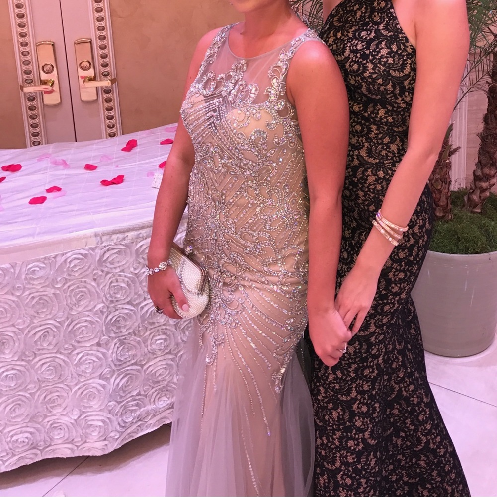 Beautiful gown, size 6